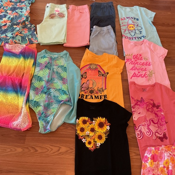 **SOLD ** Colorful Kids Clothing Bundle - Picture 14 of 16